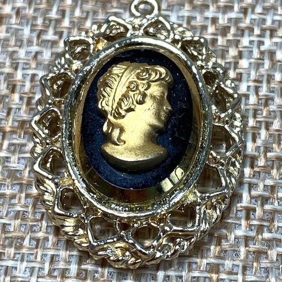 Faux Cameo Black Glass Gold Tone Frame Lady Profile Vintage Pendant - Picture 3 of 9